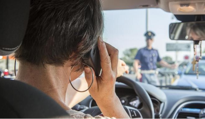 TELEFONO ALLA GUIDA, SI RISCHIA LA PATENTE FINO A 3 MESI. A MAGGIO IL DECRETO