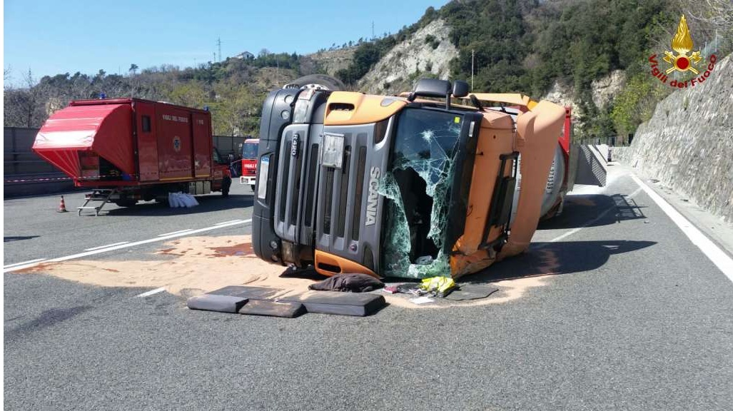 TIR CON SOSTANZE TOSSICHE SI RIBALTA SULL’A10 ANCORA UNA VOLTA NEL SAVONESE