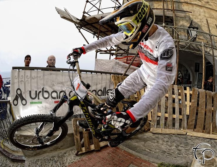 TOMMASO FRANCARDO VINCE LA URBAN DOWNHILL NEL BORGO STORICO DI CERVO