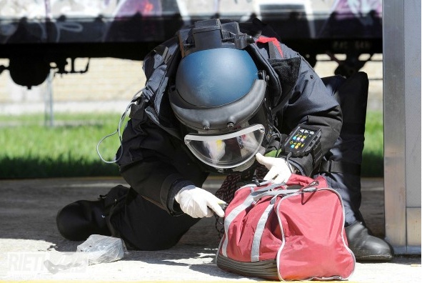 TROLLEY SOSPETTO VICINO AI SERVIZI SOCIALI DEL COMUNE, SCATTA L’ALLARME BOMBA A IMPERIA