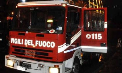 Tre cassonetti in fiamme vicino alle scuole elementari di Caramagna, a Imperia