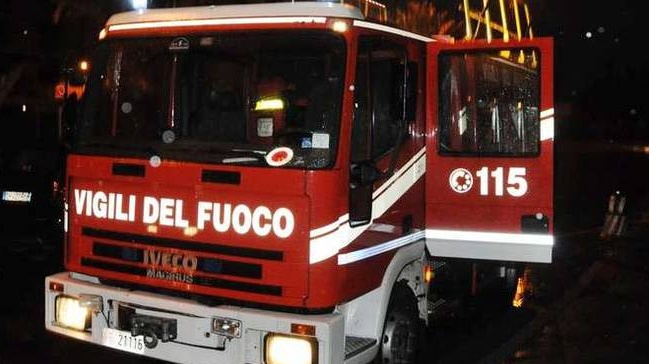 Tre cassonetti in fiamme vicino alle scuole elementari di Caramagna, a Imperia