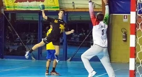 UNA PARTITA GRINTOSA REGALA L’ECCELLENZA DELLE ALPI MARITTIME AGLI UNDER 16 DELLA PALLAMANO VENTIMIGLIA