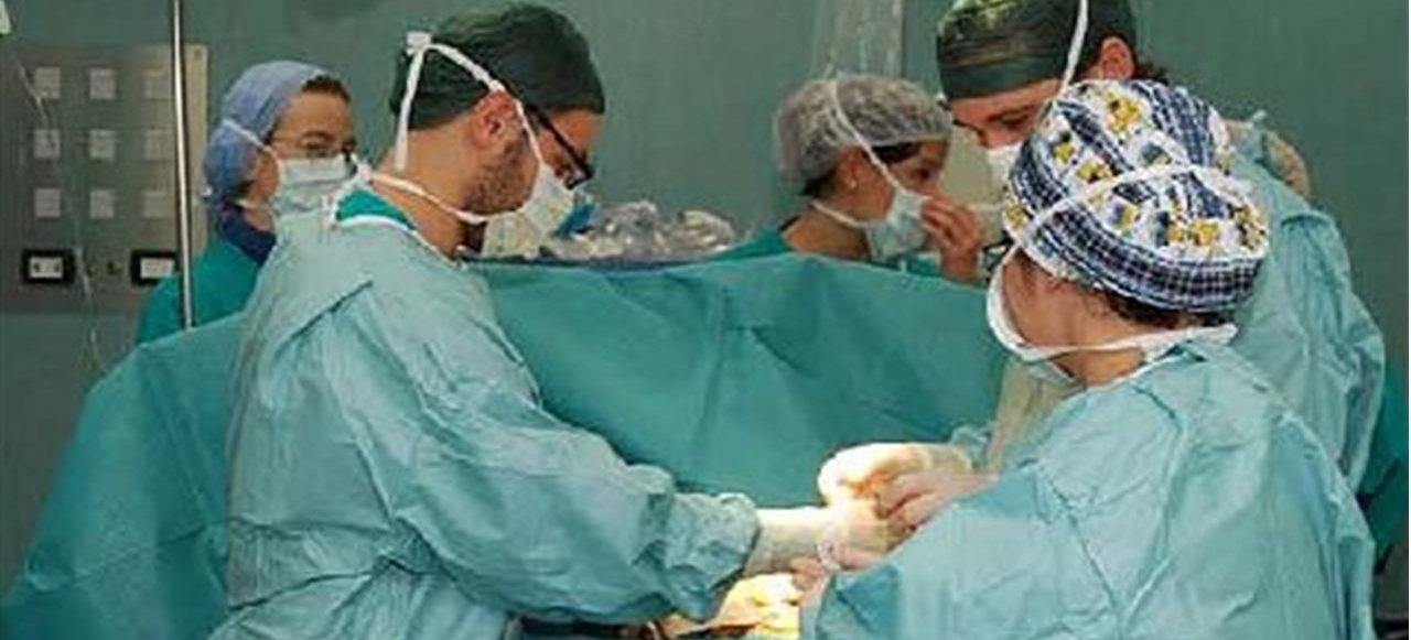 UOMO DI 63 ANNI MUORE PER UNA EMORRAGIA CELEBRALE: ESPIANTATI GLI ORGANI NELLA NOTTE