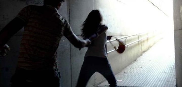 Ubriaco trascina una ragazza per terra per diversi metri e poi scappa