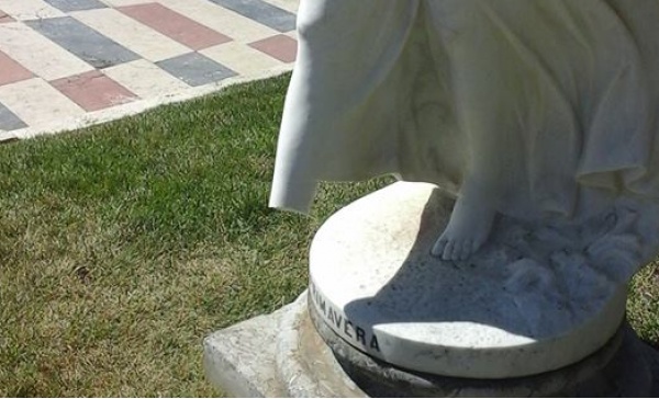 Un “souvenir” alternativo: vandali staccano il piede alla statua della  primavera