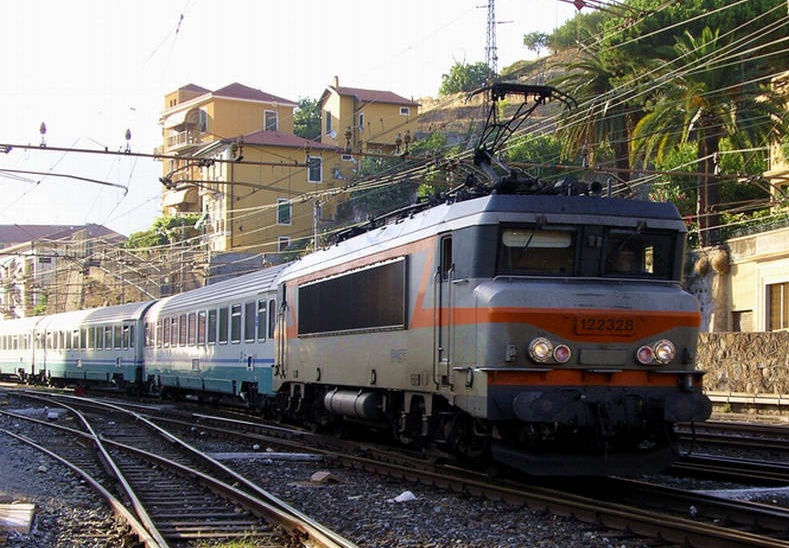 VENTIMIGLIA: ALBERO SU FERROVIARIA, CIRCOLAZIONE RIATTIVATA A SENSO UNICO ALTERNATO
