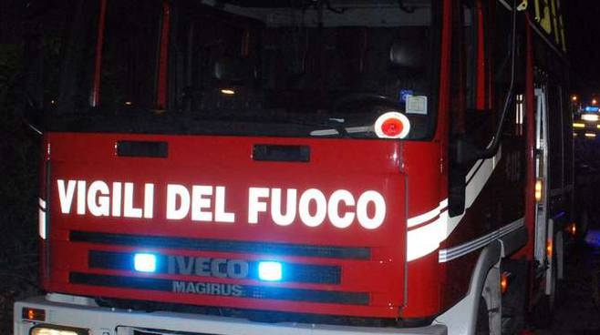 VENTIMIGLIA: AUTO E TETTOIA IN FIAMME IN CORSO LIMONE PIEMONTE