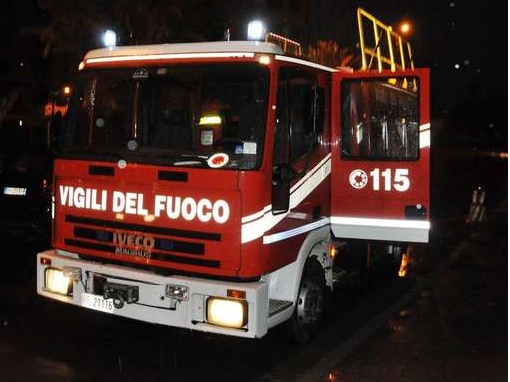 VENTIMIGLIA: BRUCIA FURGONE ABBANDONATO SULLA STATALE 20/ FORSE ERA ABITATO