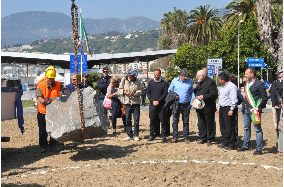 VENTIMIGLIA: A PONTE SAN LUDOVICO LA PRIMA PIETRA DEL “TERZO PARADISO” DI PISTOLETTO/ FOTOSERVIZIO & VIDEO