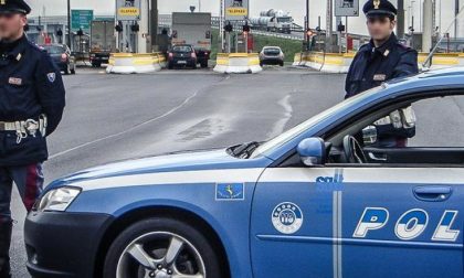 VENTIMIGLIA: DI NUOVO MIGRANTI IN AUTOSTRADA E STAVOLTA INTERVIENE LA "SAFETY CAR" DELLA POLIZIA