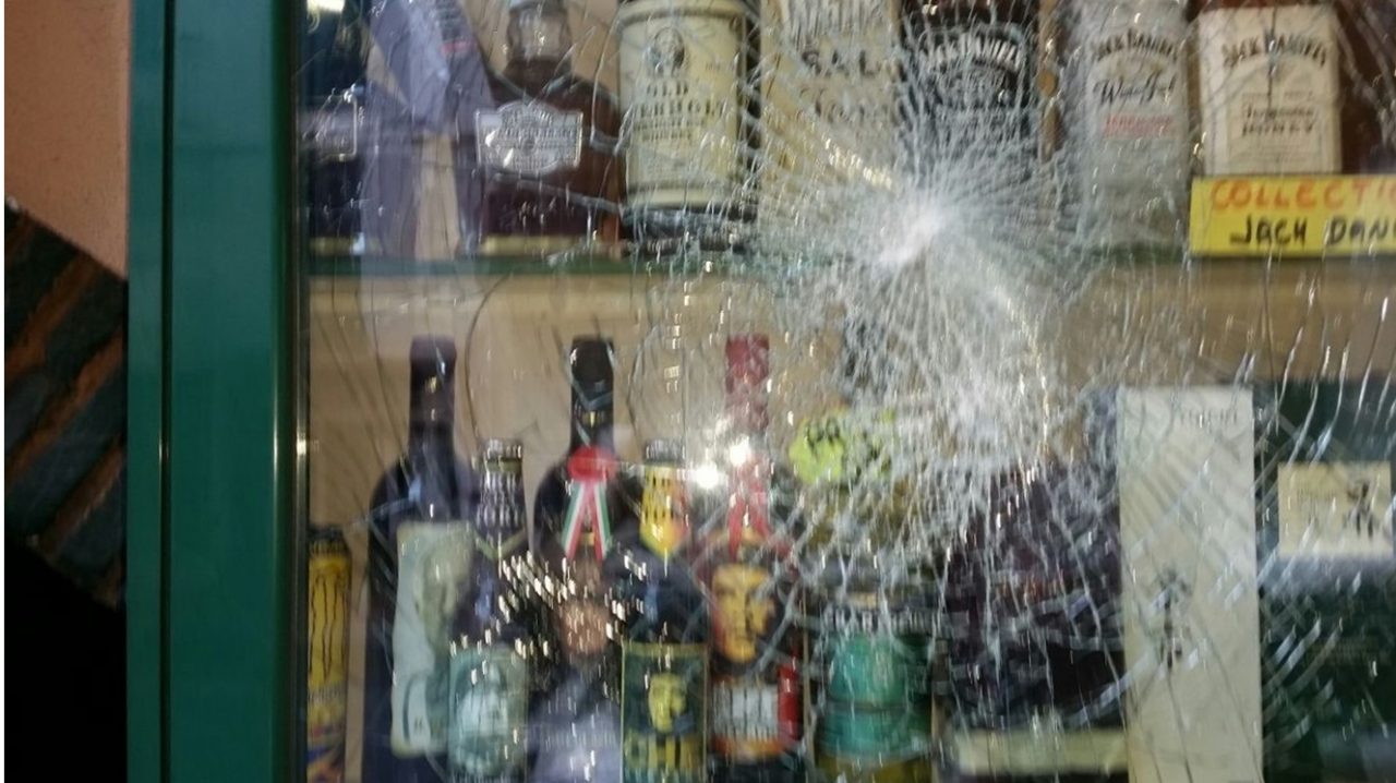 VENTIMIGLIA: FURTO CON SPACCATA ALLA BOTTIGLIERIA DI NAZZARI/ RUBATI ANCHE LIQUORI DEDICATI A MUSSOLINI