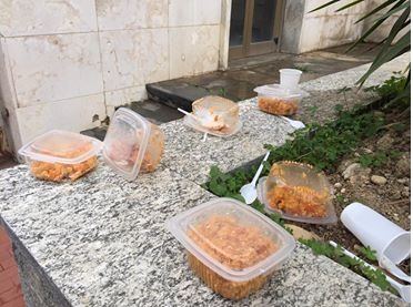 VENTIMIGLIA: IL CIBO NON E’ GRADITO AI MIGRANTI: E ALLORA SI BUTTA NELLE AIUOLE