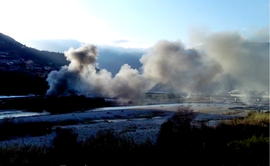 VENTIMIGLIA: INFERNO AL PARCO ROJA, BRUCIANO ALMENO 3 MODULI ABITATIVI/ VIDEO