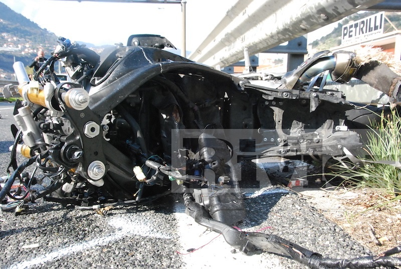 VENTIMIGLIA: LANCIATI COME PROIETTILI SULLA SS20 LE MOTO SI AGGANCIANO/ TRAGEDIA SFIORATA PER 2 AMICI