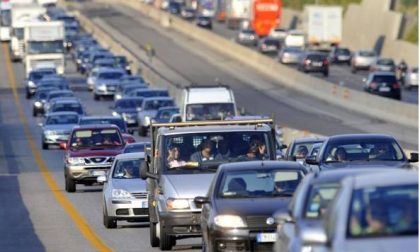 VENTIMIGLIA: MIGRANTI A PIEDI SULL'A10, TRAFFICO BLOCCATO E 4 KM DI CODA