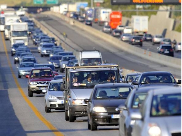 VENTIMIGLIA: MIGRANTI A PIEDI SULL’A10, TRAFFICO BLOCCATO E 4 KM DI CODA