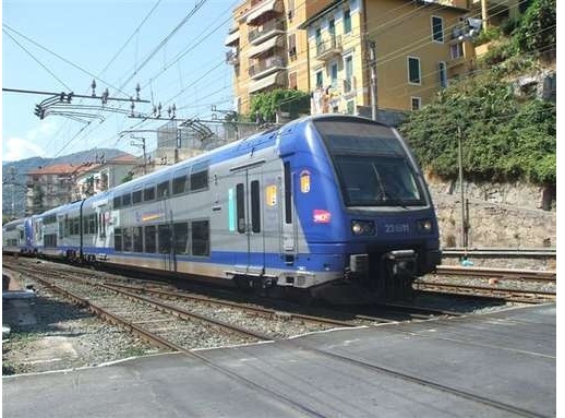 VENTIMIGLIA: NASCONDE MIGRANTE DENTRO IL QUADRO ELETTRICO DI UN TRENO REGIONALE / ARRESTATO