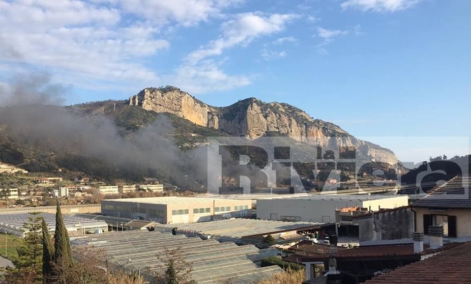VENTIMIGLIA: ROGO DI 5 CONTAINER AL PARCO ROJA/ CAUSE ACCIDENTALI PER VIGILI DEL FUOCO