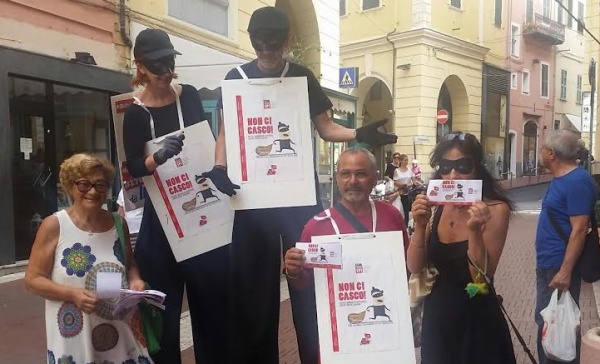 VESTITI DA LADRI TRA LA FOLLA PER METTERE IN GUARDIA DAI TRUFFATORI