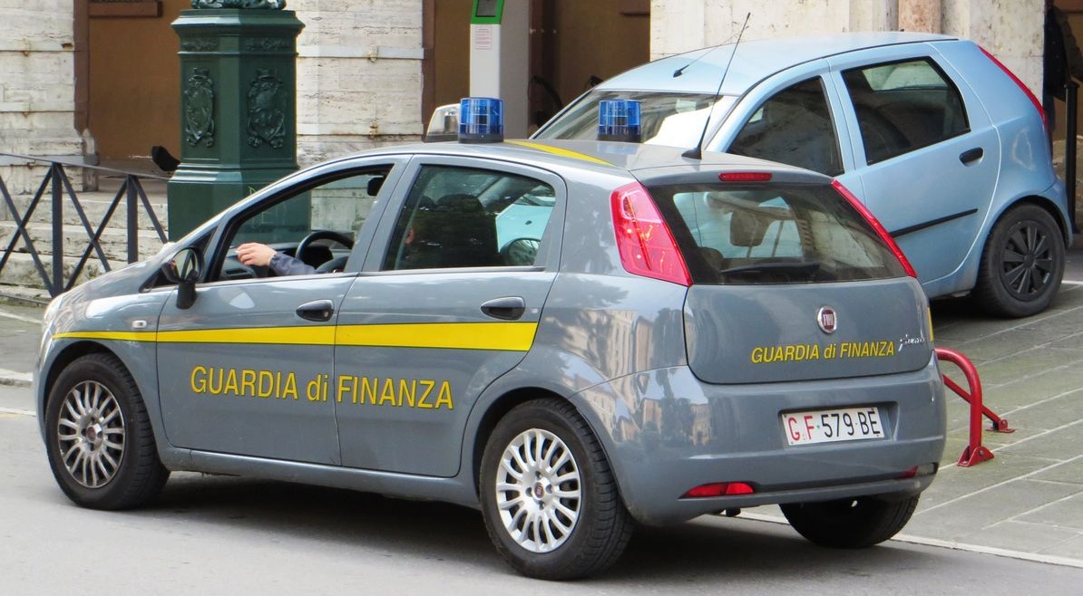 VETTURA DELLA FINANZA PRESA A SASSATE DA UN GRUPPO DI STRANIERI A GRIMALDI DI VENTIMIGLIA