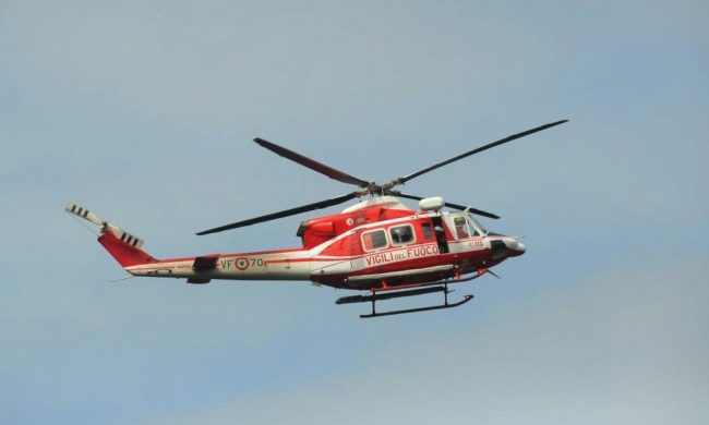 Cade con un vetro in mano e si procura un taglio profondo