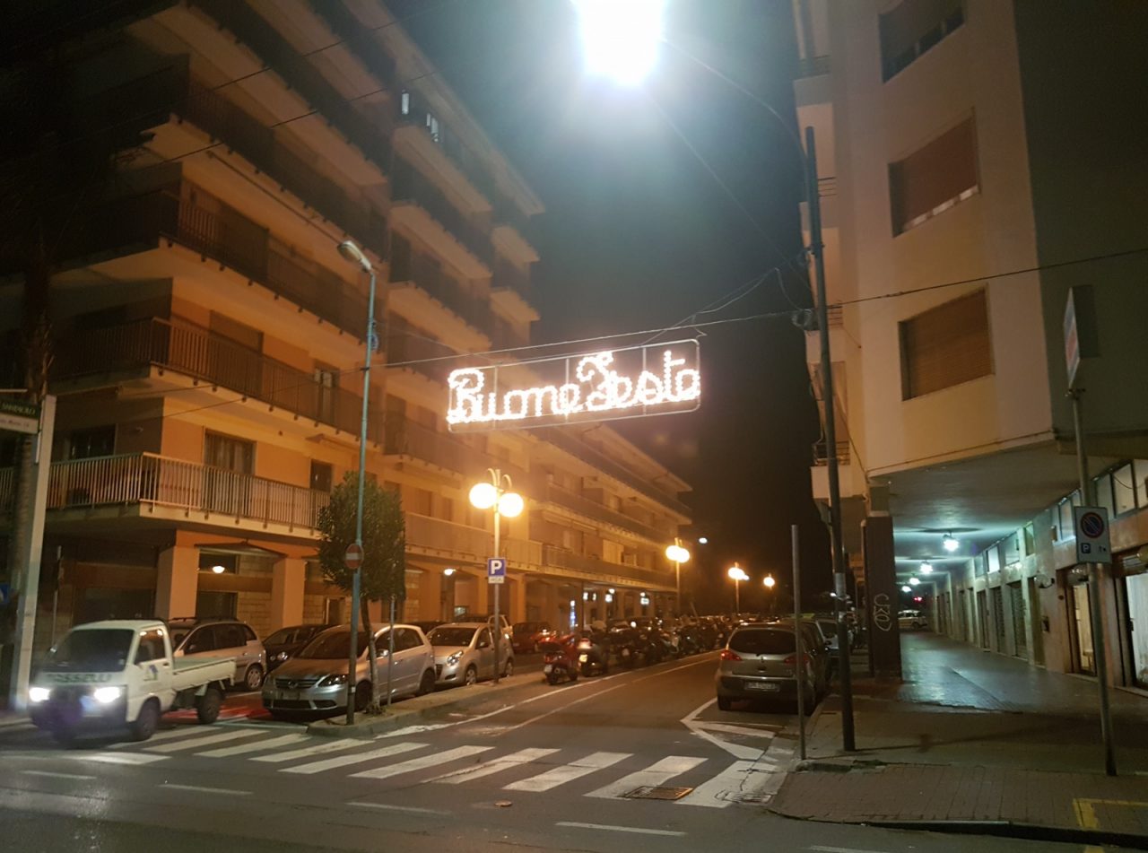 Vallecrosia: luminarie ancora accese a 10 giorni dalla fine delle festività, l’attacco di Perri-Russo al Comune