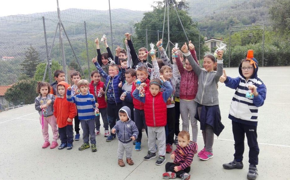 Venti bambini si sono sfidati nella “Caccia al tesoro pasquale a Villa Viani”