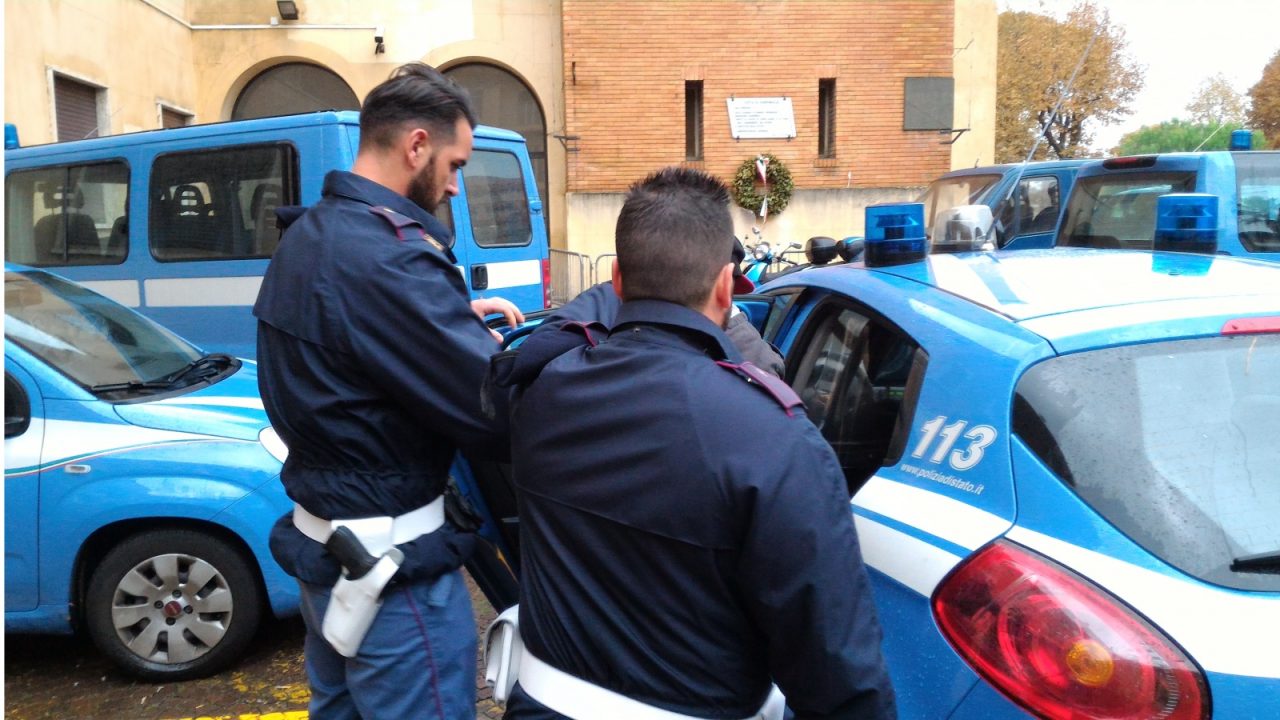 Ventimiglia: ubriaco infastidisce i clienti di un bar di passeggiata Cavallotti e aggredisce polizia/ arrestato
