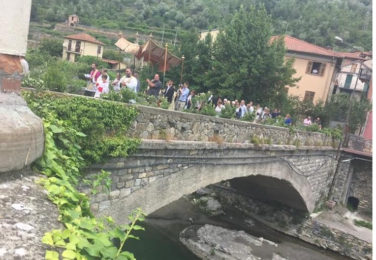 Vessalico e la sua secolare tradizione delle “frasche” al Corpus Domini