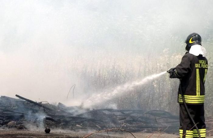 Incendio boschivo a Pontedassio, c’è anche l’elicottero