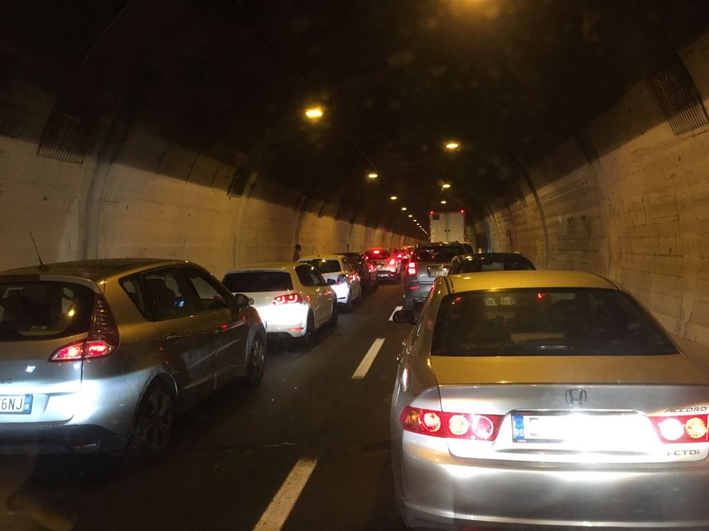 Scontro sull’Autofiori: bilancio di 7 feriti e tre auto coinvolte