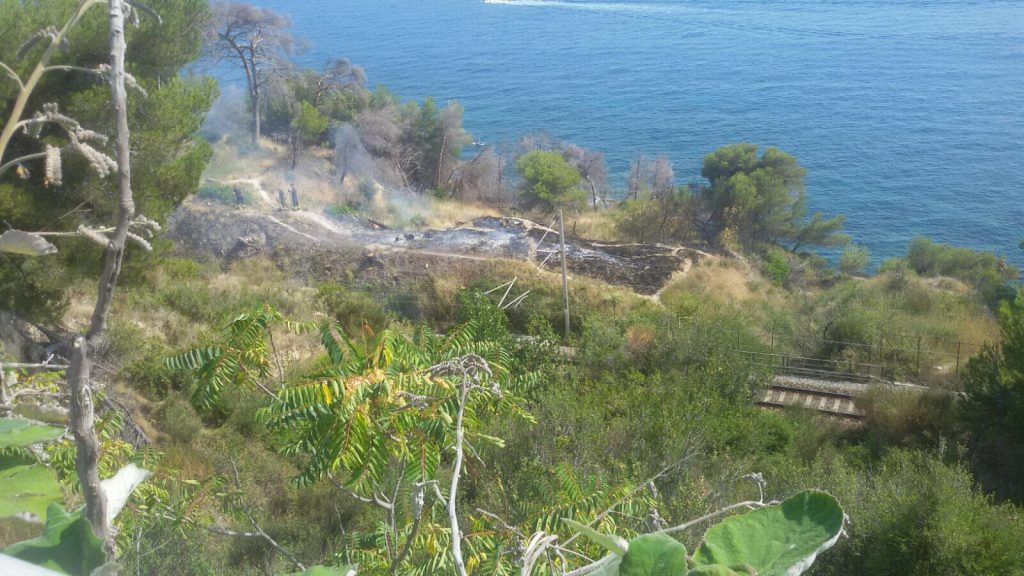 Ferrovia chiusa per un incendio a Latte di Ventimiglia