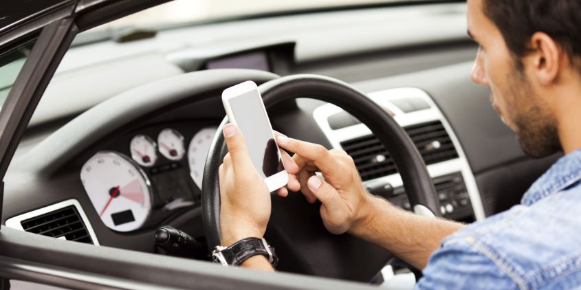 Cellulare alla guida: pugno di ferro per i trasgressori