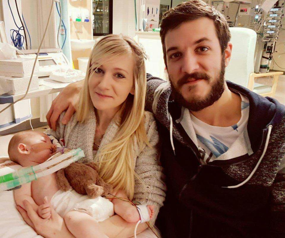 Piazza Dante: la fontana blu per Charlie Gard