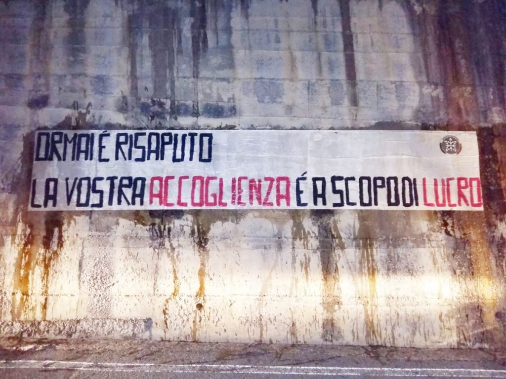 Migranti, blitz di Casa Pound a Triora: “Vostra accoglienza a scopo di lucro”
