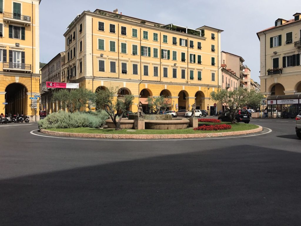 Imperia, fontana chiusa in piazza Dante per risparmio idrico