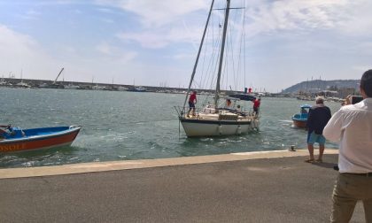 Sanremo: barca si incaglia nella sabbia a causa del forte vento