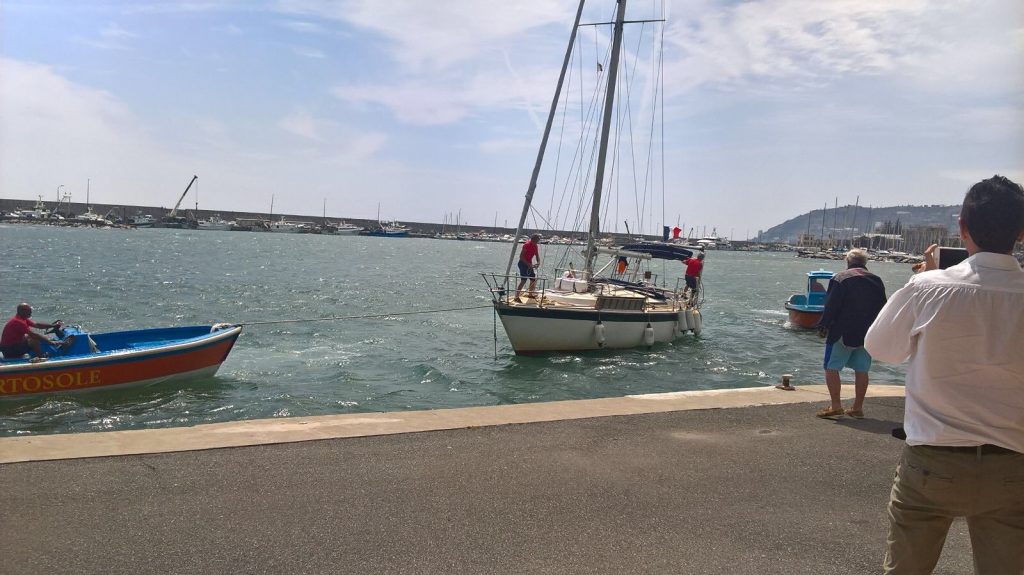 Sanremo: barca si incaglia nella sabbia a causa del forte vento