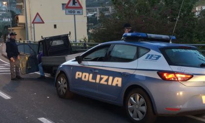 Motocarro "pirata" investe pedone a Sanremo - Fermato dalla polizia l'uomo al volante