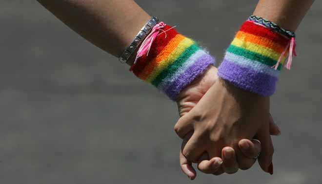 Coppia gay di Torino insultata da baby gang di 15enni/ Ecco cosa è successo