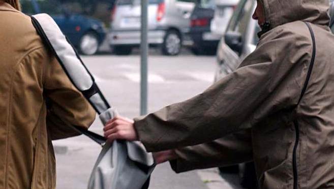 Insegue scippatore e lo perde nei vicoli. Lo sfogo di un imperiese