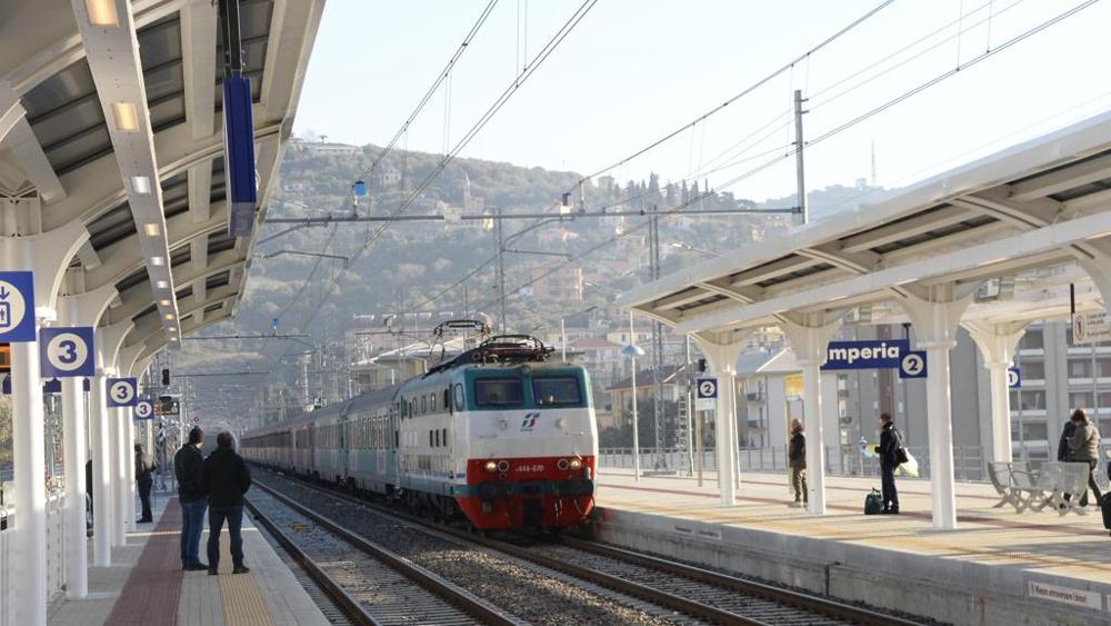 Giochi pericolosi in stazione: si aggrappano al treno in corsa e saltano giù all’ultimo momento