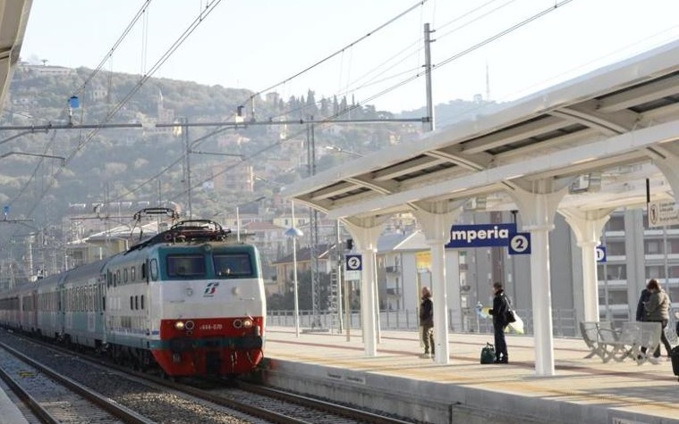 Aggredito e rapinato in stazione a Imperia