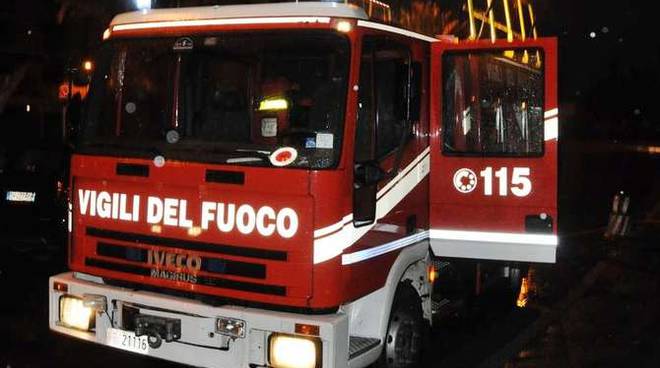 Brucia un camion frigo in autostrada tra Imperia Est e Ovest
