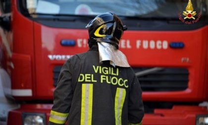 Incendio in ex ditta di serramenti sulla Statale 20 a Ventimiglia