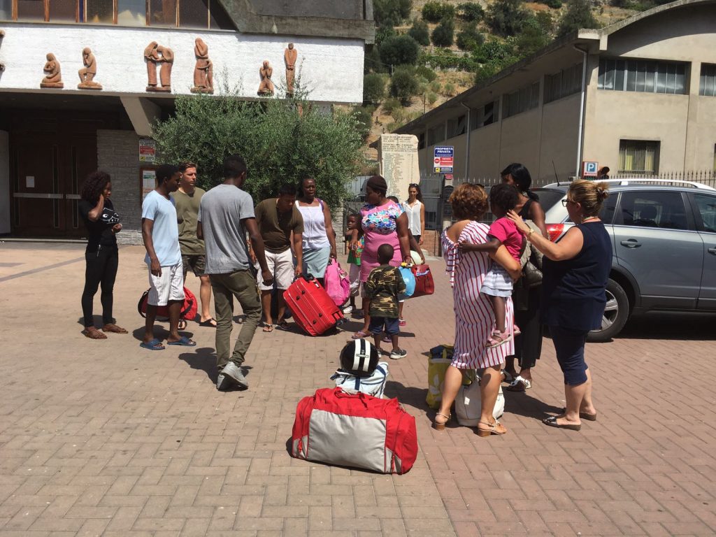 Migranti: iniziato lo sgombero delle Gianchette, molti scappano nel fiume