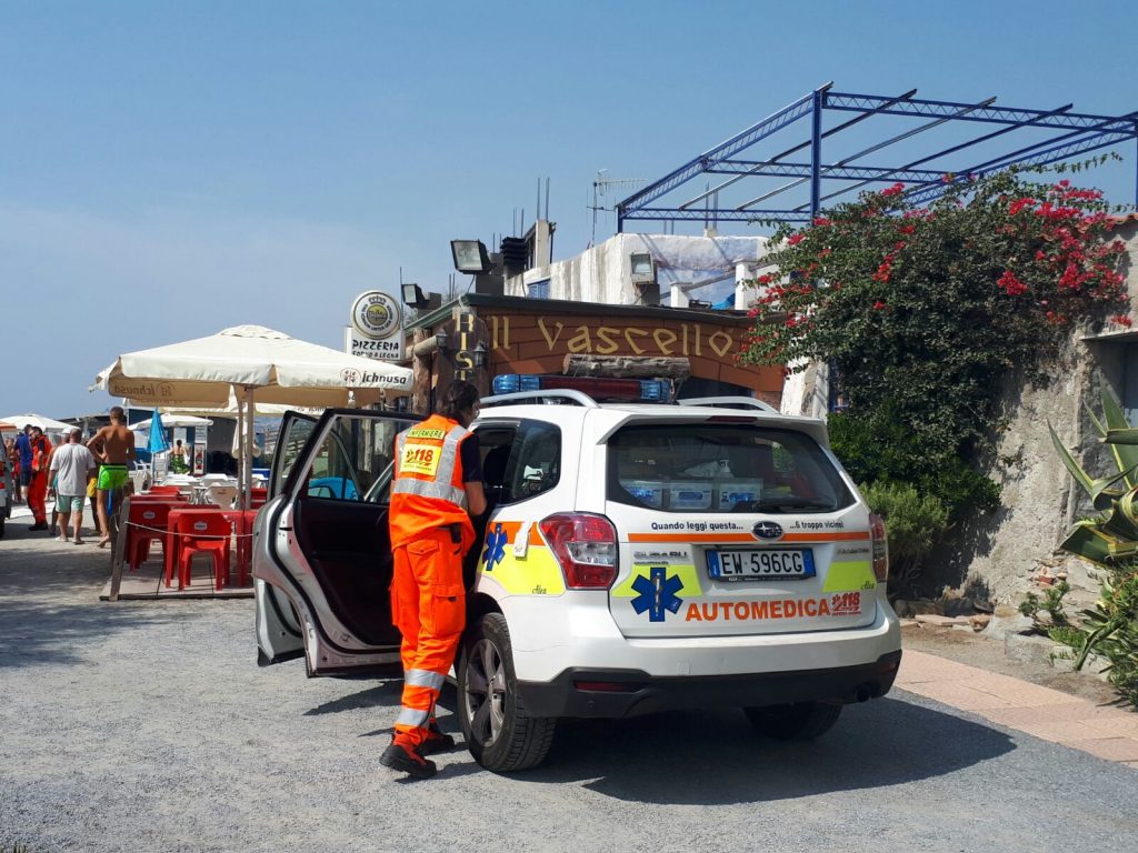 Muore Malore spiaggia 118 automedica generica Riva Ligure