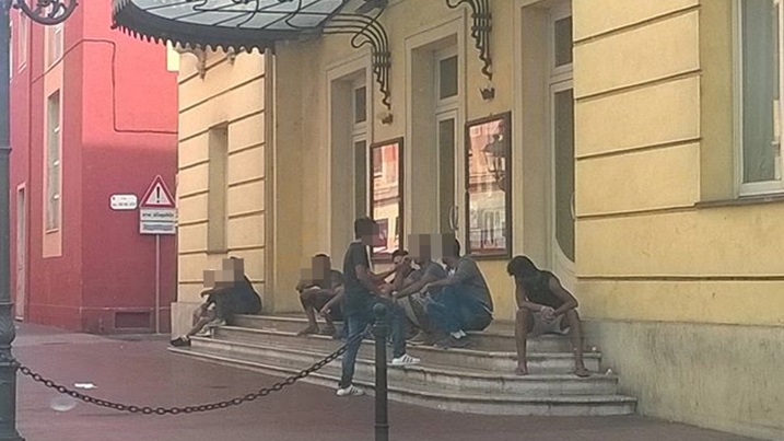 Bivacco migranti teatro comunale