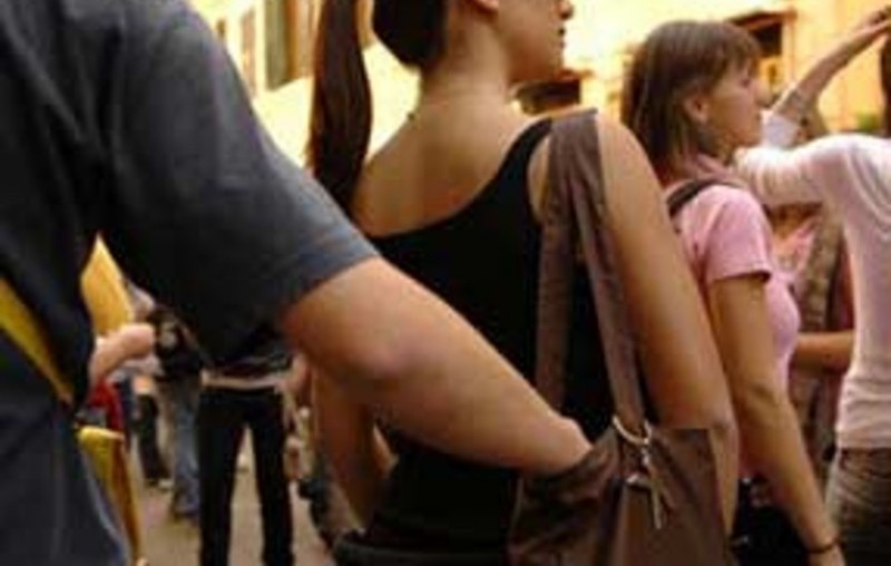 Ladra seriale borseggia due turisti e un dj alla consolle, denunciata